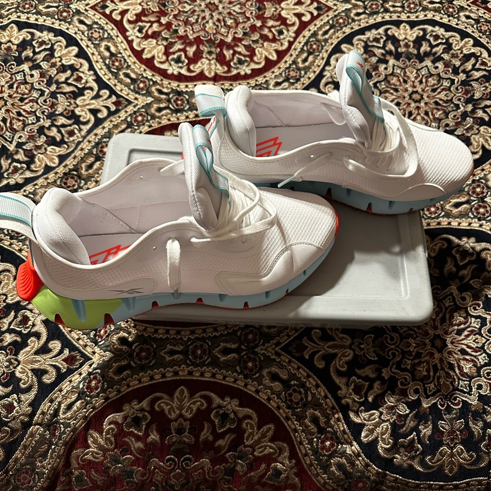 Women’s Reebok tennis shoe